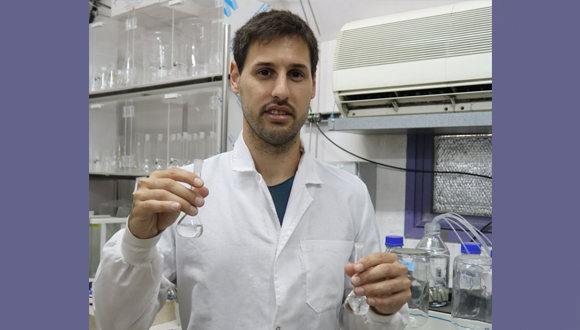 אופיר ענבר במעבדה להידרוכימיה